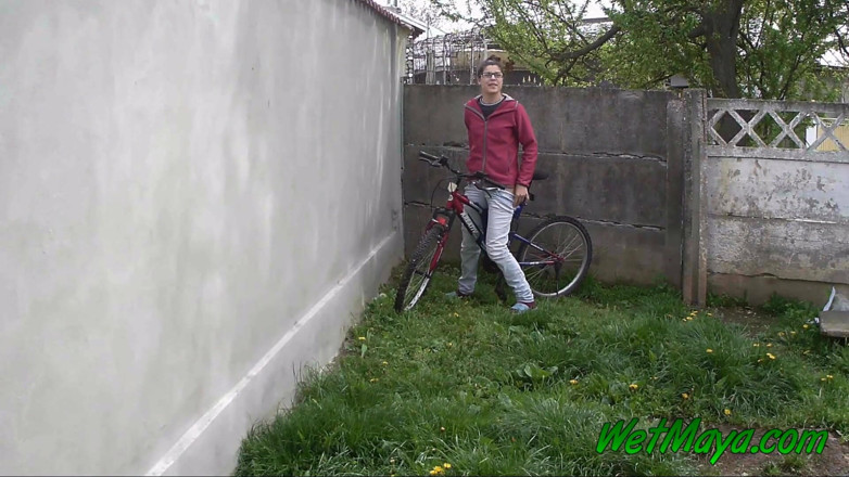 Wet Maya: Pișându-se în curtea din spate într-o zi rece și lăsându-se pe bicicleta ei
