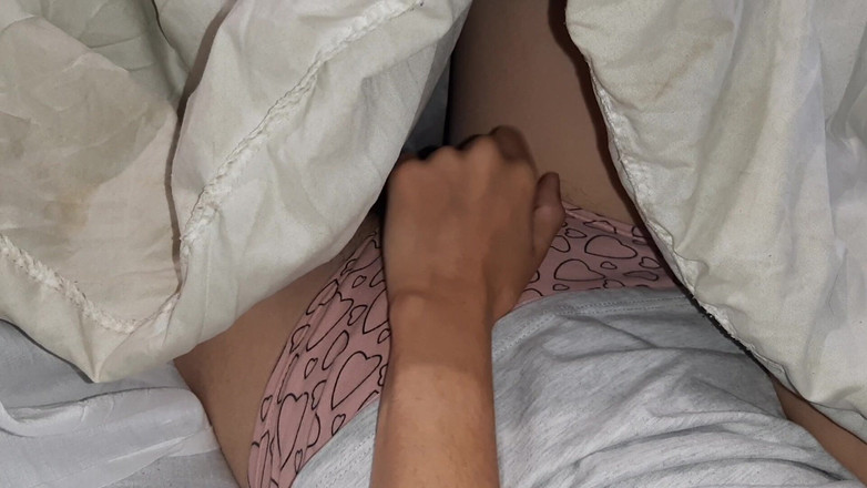 Lesbian-illusion: Mientras nuestra maestra está revisando la tarea, mi amiga y...