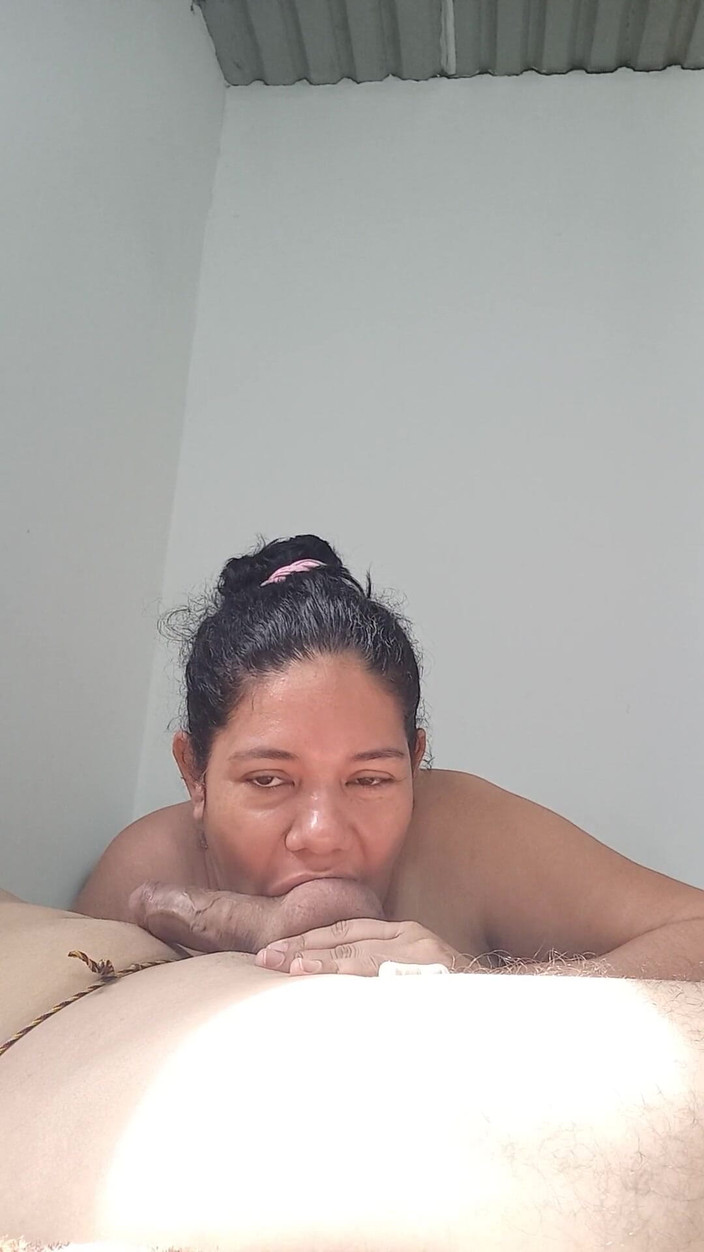 Valkyrieandluigy: Gadis cantik lagi asik nyepong kontol