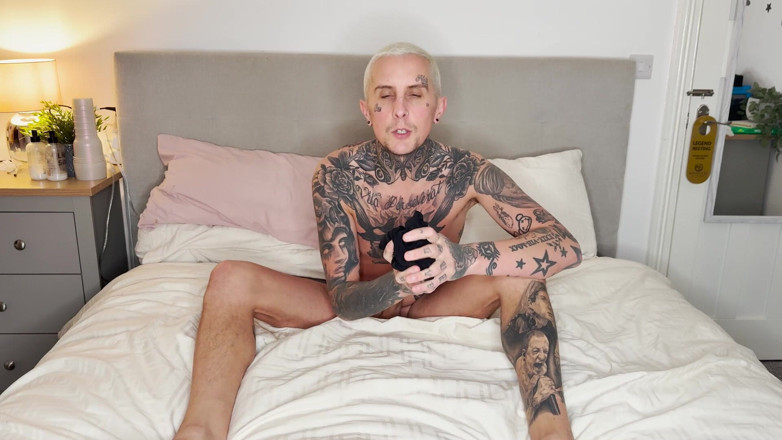 Tatman Quinn: Melancap solo dengan air mani pada kaki