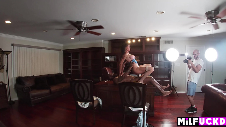 Milfuckd: 唱片公司高管在她的新艺术家的 bts 中休息