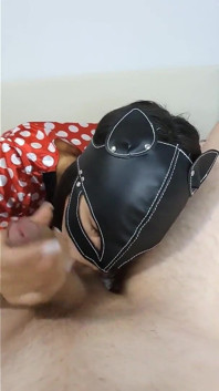 루마니아 포르노. 빨간 라이딩 후드를 입은 배다른 여동생이 내 자지를 빨고 내 자지를 삼켜. Pov