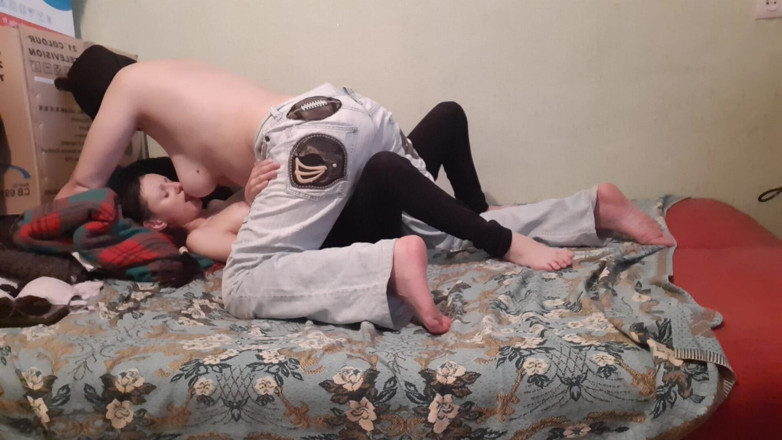 Lesbian-candys: 継母が私に体を擦りつけている間、私は彼女の大きな乳首を舐めます
