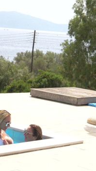 pool men aur uske baad lesbiyan goldan shaavar leti hai