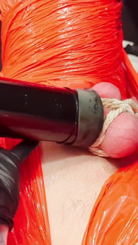 Genadeloos pik melken (strakke glanzende rode plastic mummificaton en anale stimulatie op afstand)
