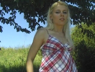 Flash Model Amateurs: Sexy blonde teen toys her snatch outdoors