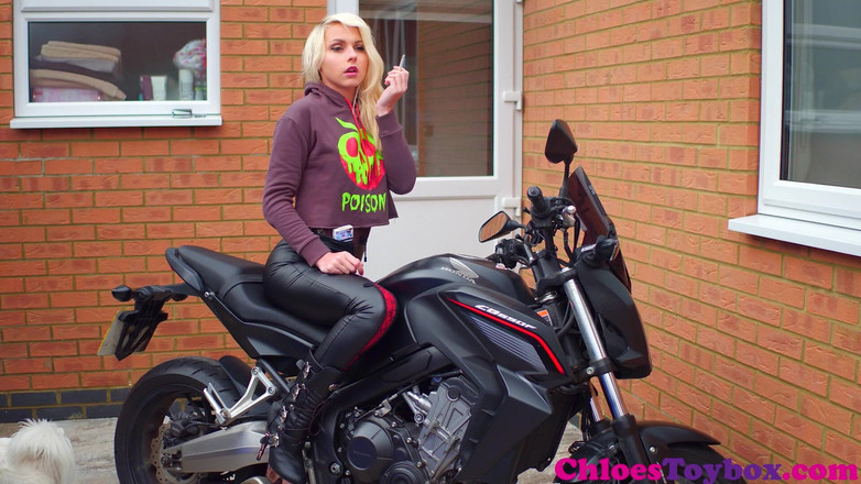 Chloe Toy: Kouření na kole chic