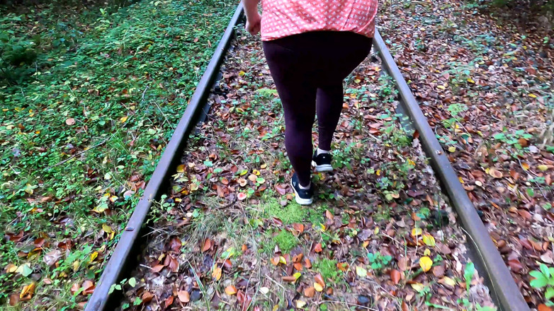 Bouncy Tits Action: Auf der Eisenbahn ihre titten schlagen
