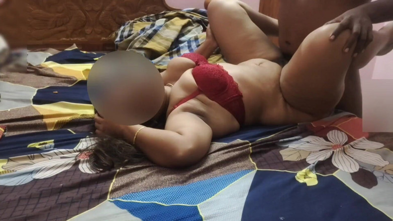 Black & white desicat: Tía india de grandes pechos follando mostrando buen escote en...