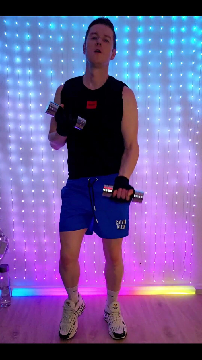 Roman Heart: Entrenamiento de fitness en pantalones cortos de polla azul