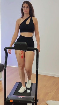 Corpo completo che cammina sul mio nuovo vestito da palestra del tapis roulant fitness sfw