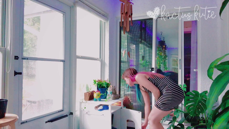 kactus kutie: Trời mưa nên tôi đi tiểu trong thùng rác