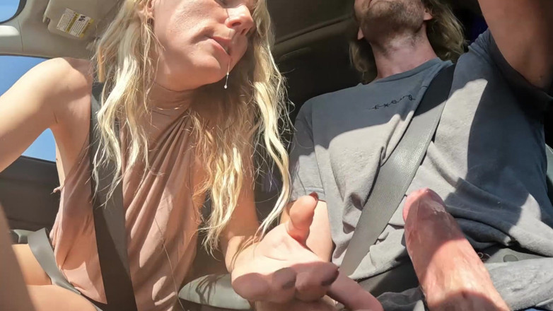 Sav Moolah: Sexy blondýnka polyká mrdku po silnici