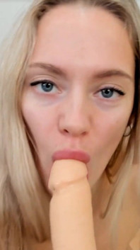 Blonde MILf gibt ihrem dildo einen blowjob