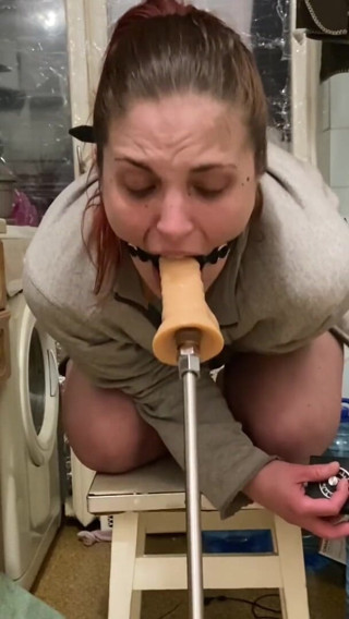 Elena917: fickmaschine durch einen mundring