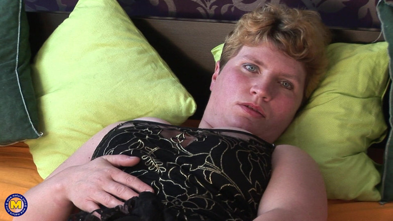 Mature NL: Tombul Olgun Amatör Matilda Büyük Doğal Göğüsleri Ve Amcığıyla Oynuyor