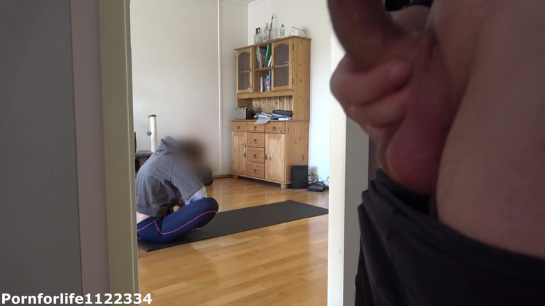 Pornforlife1122334: Saya suka menonton cara adik tiri saya melakukan yoga dan...