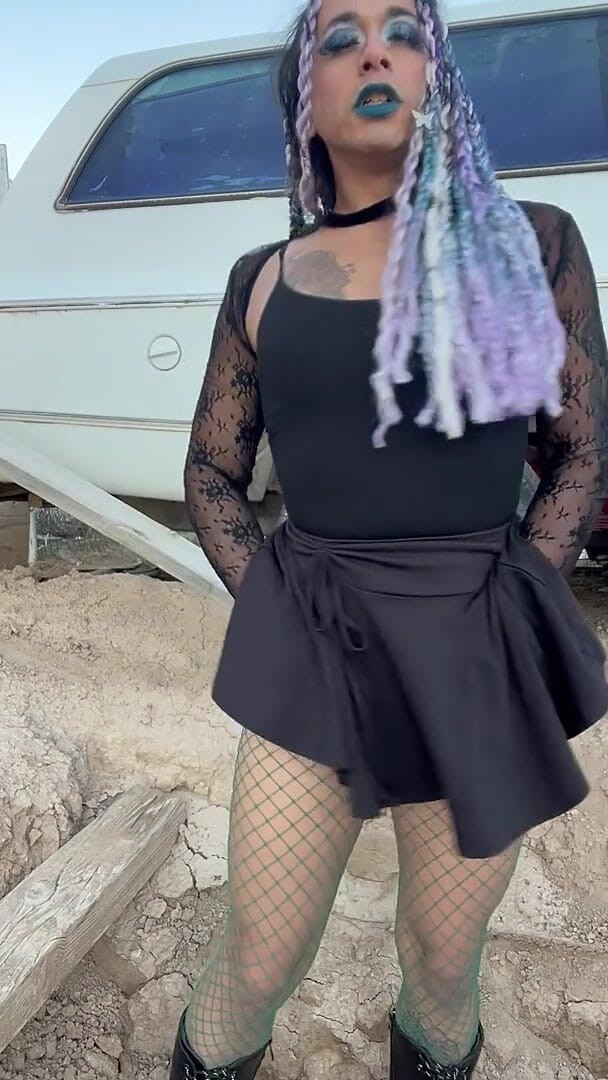 Sexy Goth Girl Takes Hot Pee (TS Jade) Sexy Goth Girl Takes Hot Pee (TS Jade)