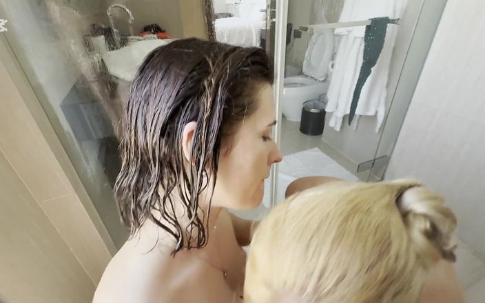 Mintaxxx69: Férias começam com duas gostosas chupando meu pau duro até...