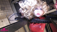 Watch4fetish: 穿着性感的红色乳胶连衣裙被绑住