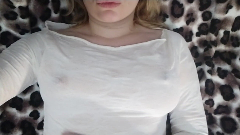Pussy For Sperm: Сладкая девушка играет с ее большими натуральными сиськами и твердыми сосками