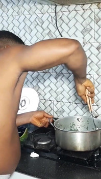 Fifty fickt ladygold in der Küche mit seinem langen großen schwarzen schwanz bbc, während Krissyjoh mit dem kochen beschäftigt ist - teil 2