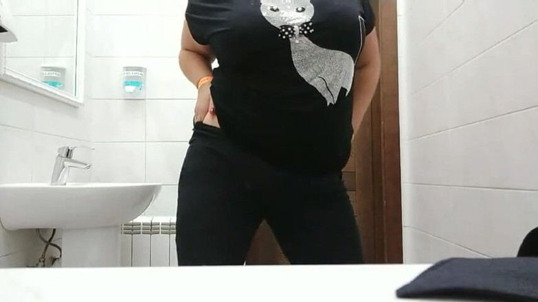 Sunny Loveli: Sexy stiefmutter spielt im freien in der toilette