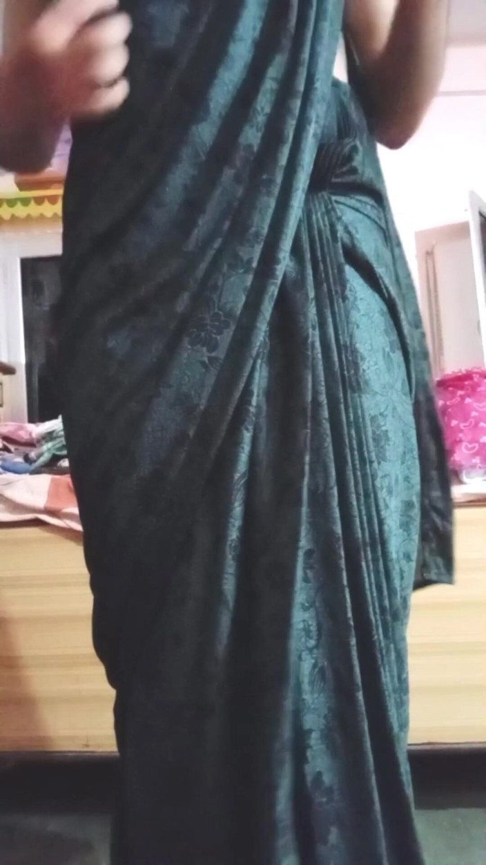 Gauri Sissy: Indian Gay Crossdresser Gaurisissy Looking Hot in Black Saree