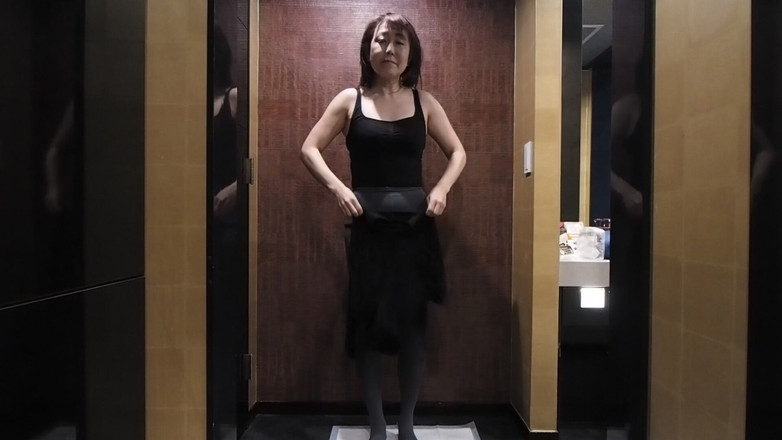 Mayumi Kanzaki: 日本人熟女が服を脱ぐ動画