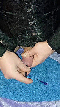 Efeminat Leo se masturbează cu vibrator și vibrator