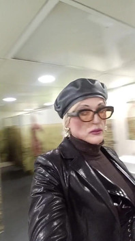 Blondă în piele