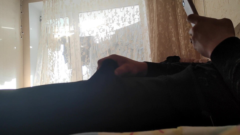 Auff: Masturbându-se acasă în chiloți și urmărind filme porno