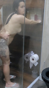 Quindi questo è ciò che il fratellastro fa alla sua sorellastra in bagno