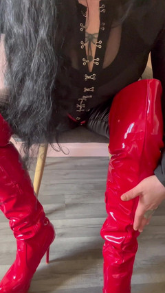 Maitresse Clara: मेरे जांघ-ऊंचे जूते के प्रति पूर्ण समर्पण