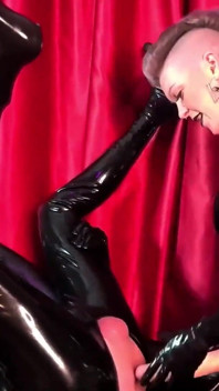 Gimp 在沙发上性交