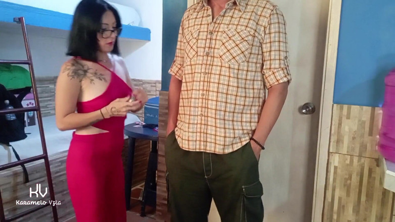 KarameloVzla: Croitoreasa sexy măsoară pula clienților ei pentru a face costum...