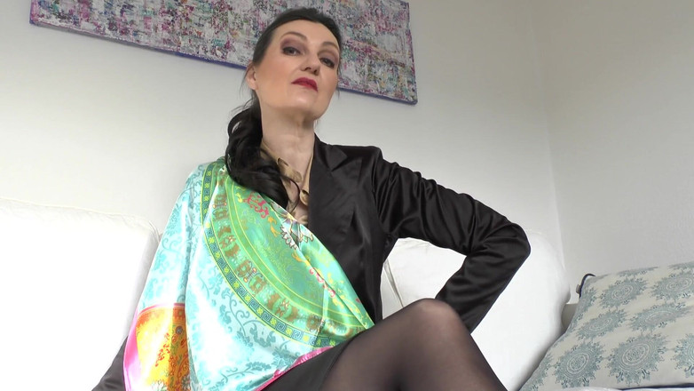 Lady Victoria Valente: Атласный фетиш: горячая игра-мастурбация, сперма на моей юбке, леди Виктория Валенте