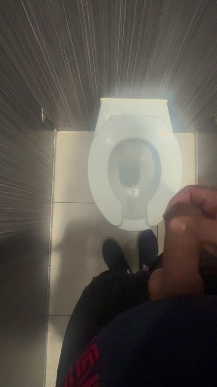Hot dick in your ass: Veřejná toaleta, snažil jsem se svést kluky mým velkým ptákem