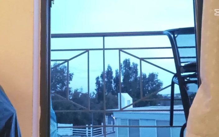 Greek cross lovers: Aku lagi asik mainin memekku dengan ganas di balkon rumah...