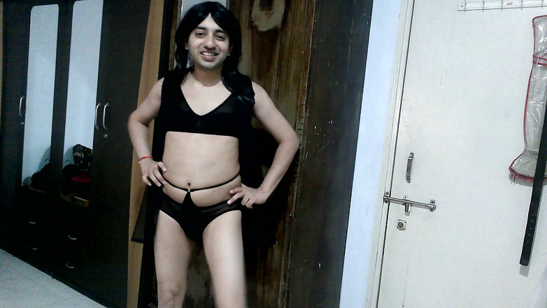 Cute & Nude Crossdresser: Seksi siyah iç çamaşırlı seksi kadın kılıklı travesti tatlı lolipop.