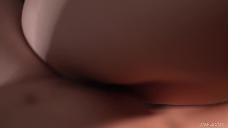 Wikky Scott: Ea era deja goală, și tocmai am futut-o și spermă în gura ei |...