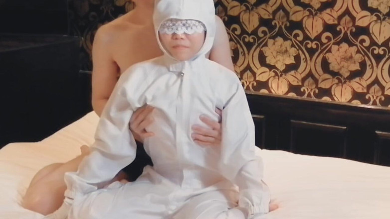 kawasakiBK: Ela tira a roupa de um inspetor peituda em roupas...