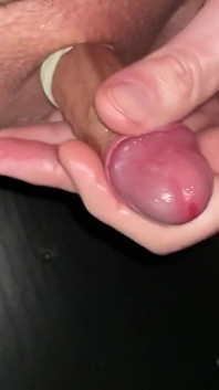 Sacudir mi pequeña polla del prepucio hasta que me corro - cámara lenta