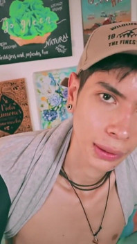 Sport Twink Magic C masturbando seu pau grande pelo lado de seu short