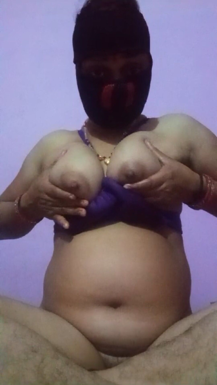 Sexy gunjan: Hintli kadın pembe amına mastürbasyon yapıyor ve yağ şişesiyle amını sikiyor