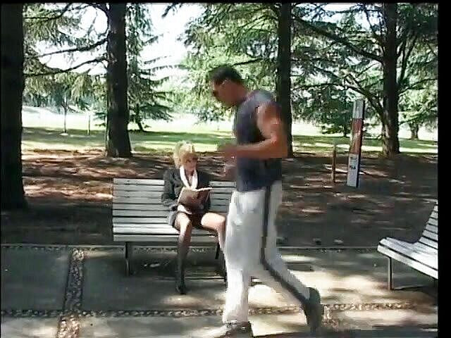 Meet my Pussy: Зріла повія знає, як дуже добре трахатися на дивані