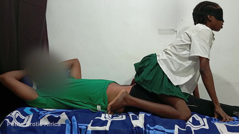 Petite Erotic Africa: Gadis remaja afrika yang mungil ini lagi asik ngentot posisi...