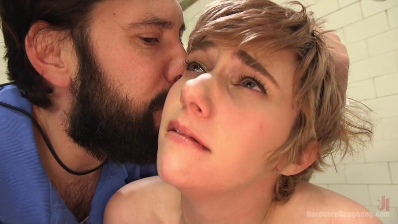 Hardcore Gangbang by Kink: Minyon gazeteci genişleyen bir anal sürtüğün içine grup seks yapıyor!
