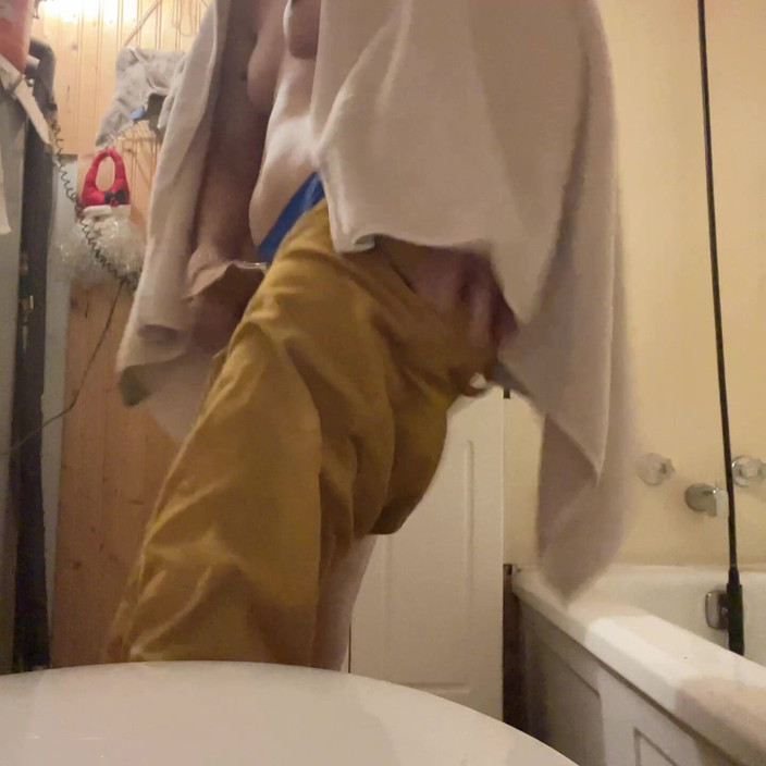 sweethanajapanese: Pequeño cuerpo con peludo coño de la naturaleza Hana en...