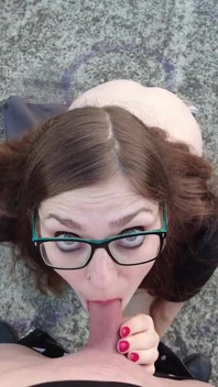 Buitenshuis enorm cumshot in het gezicht, vol op de bril!